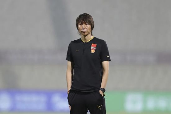 美女拔萝卜